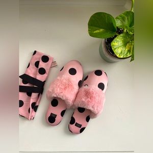 NWT Victoria Secret’s indoor sandals size 7/medium. Comfy and cozy.